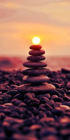 62f999b78d1129b37907b46e74ad0365 Phần này có thể chứa: a stack of rocks sitting on top of a beach next to the ocean at sunset