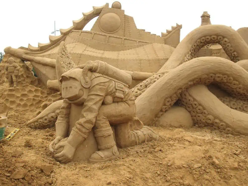 the-complex-sand-sculpture-scenes-of-susanne-ruseler-capturing-transience-7666-5